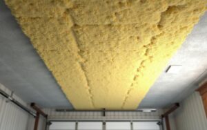 Isolation du plafond de garage avec laine de verre et panneaux de polyuréthane.